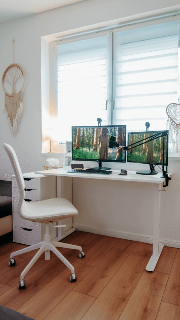 home office íróasztal természetes fénnyel, női vállalkozó otthoni irodája